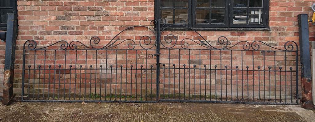 <p>Pair Iron Gates with Posts</p><p>418 cm wide